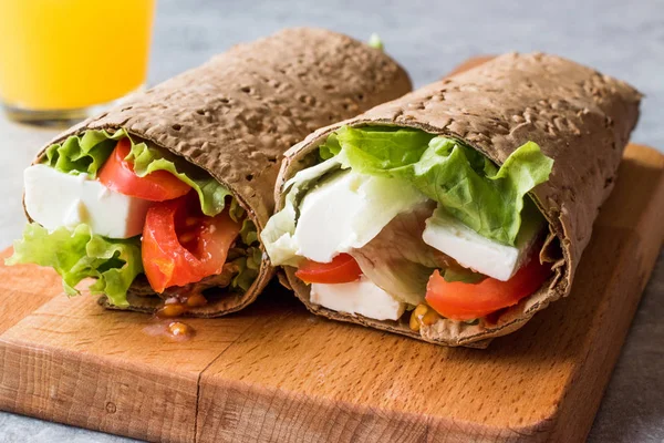 Envoltura de dieta baja en calorías con queso, tomates, ensalada y ju de naranja — Foto de Stock