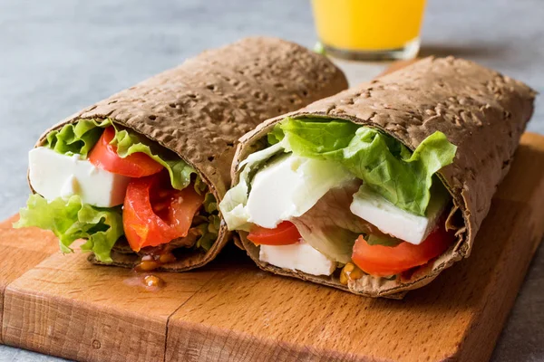 Low Calorie Diet Wrap with Cheese, Tomatoes, Salad and Orange Ju — Stock Photo, Image