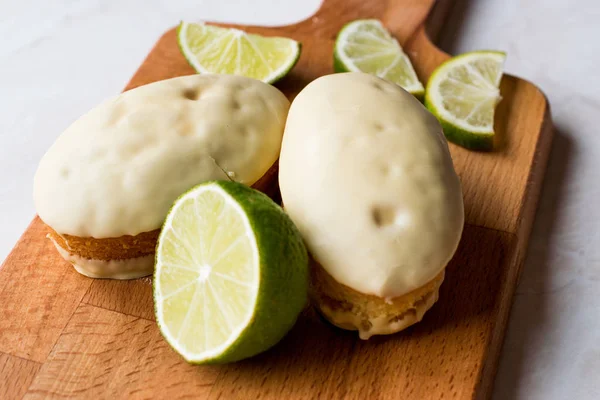 Chocolate blanco cubierto Mini Key Lime Cake —  Fotos de Stock