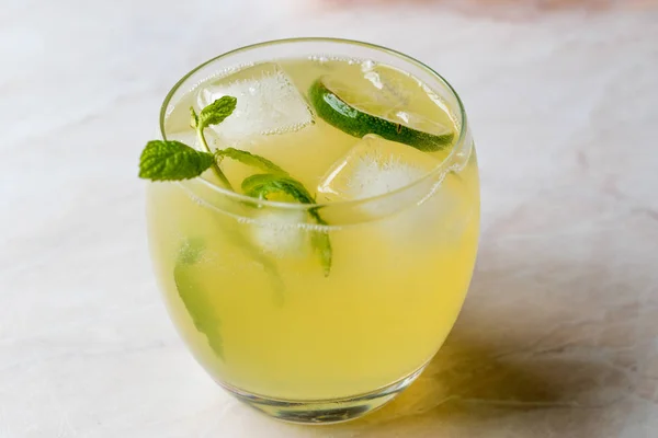 Yellow Lemonade Cocktail with Lime and ice. — Stock Photo, Image