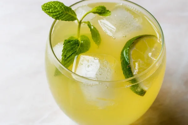 Yellow Lemonade Cocktail with Lime and ice. — Stock Photo, Image