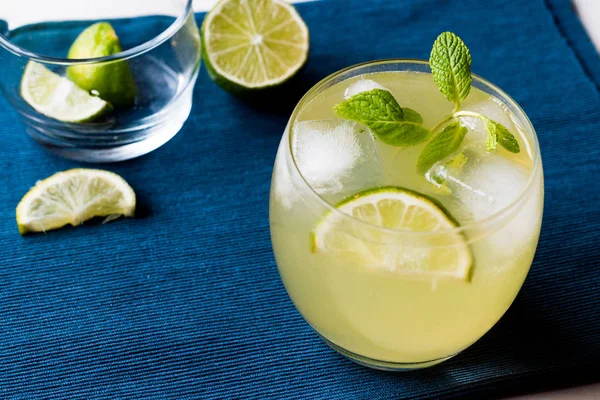 Cocktail alla Limonata Gialla con Calce e ghiaccio . — Foto Stock