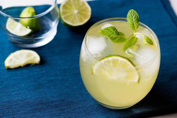 Gele limonade Cocktail met limoen en ijs. — Stockfoto