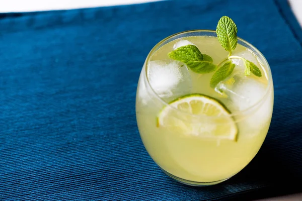 Yellow Lemonade Cocktail with Lime and ice. — Stock Photo, Image