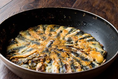 Taze kızarmış sardalye ahşap yüzey üzerinde tavada.