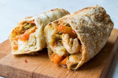 Türk avcı tarifi / avcı pasta kızarmış tavuk ve sebze ile rulo.