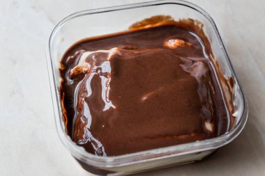 Türk puding Muhallebi çikolata sos ile