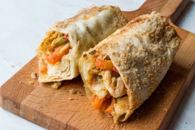 Türk avcı tarifi / avcı pasta kızarmış tavuk ve sebze ile rulo.