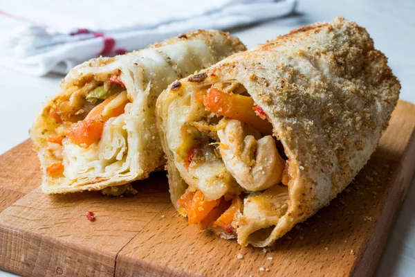 Turkish Avci Boregi / Hunter Pastry Fried Rolls with Chicken and Vegetables. — Stock Photo, Image