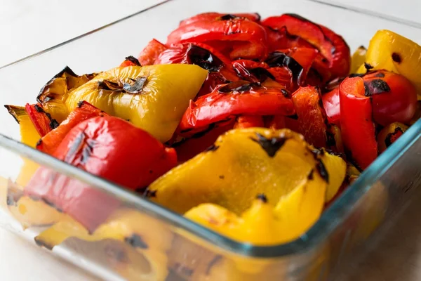 Gerösteter roter und gelber Pfeffer in Glasschale. — Stockfoto