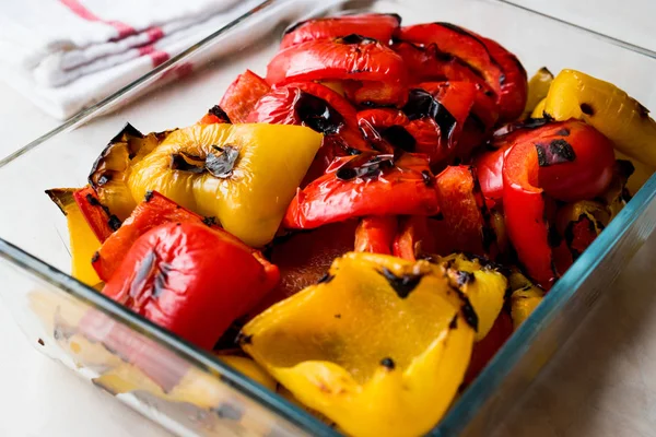 Gerösteter roter und gelber Pfeffer in Glasschale. — Stockfoto