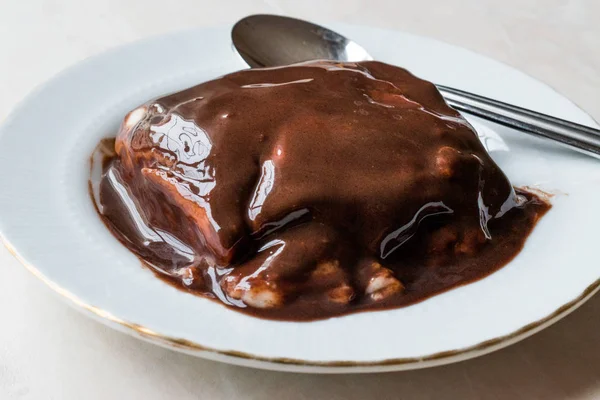 Muhallebi pudim turco com molho de chocolate — Fotografia de Stock