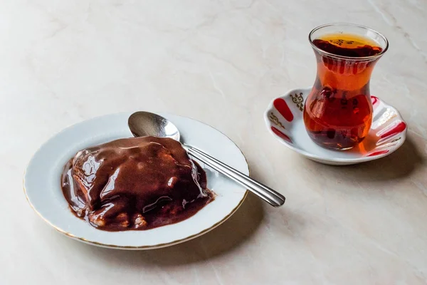 Muhallebi Pudim turco com molho de chocolate e chá tradicional . — Fotografia de Stock