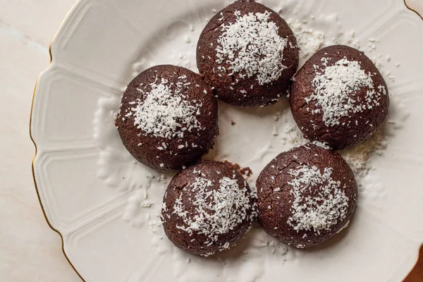 Mini galletas húmedas de chocolate Brownie con polvo de coco / turco —  Fotos de Stock