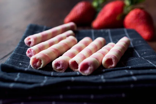 Rolos de wafer de morango ou varas de sobremesa de Barquillos — Fotografia de Stock