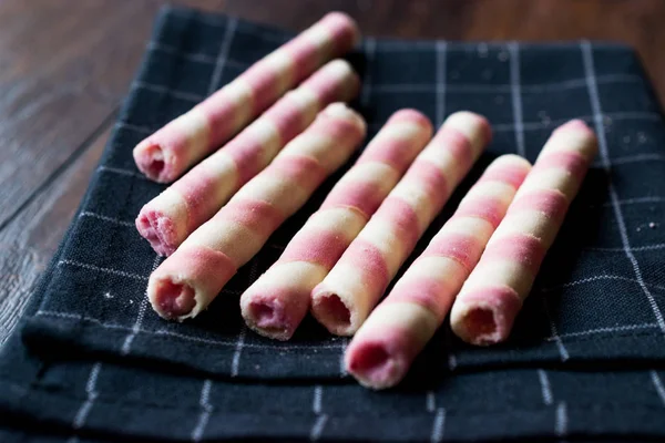 Erdbeer-Waffelrollen oder Barquillos-Dessertsticks — Stockfoto