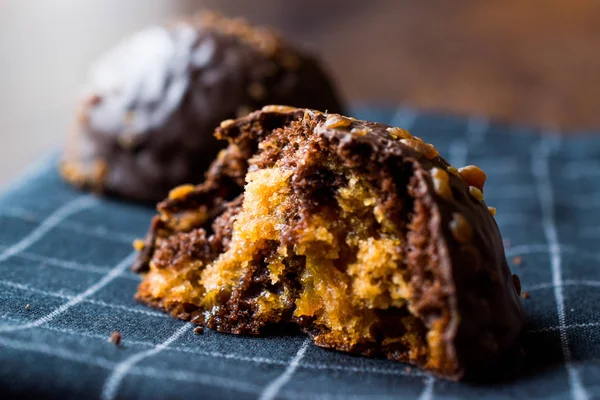 Gâteau boule au chocolat et caramel mordu avec châtaigne (Dessert inachevé) ). — Photo