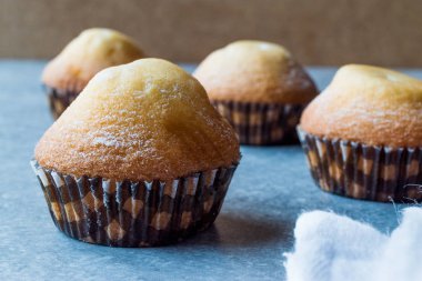 Limonlu kek ile pudra şekeri