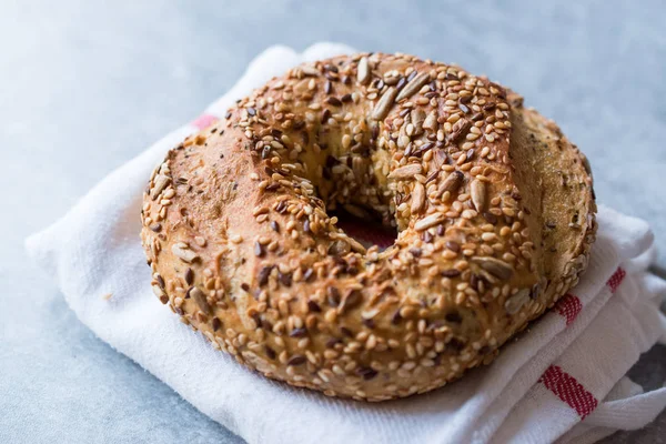 Bagels de grains entiers biologiques sains avec graines de chia et sésame — Photo