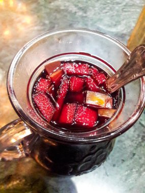 Kış için meyveler ile sıcak şarap 