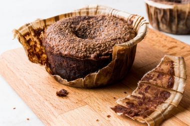 Sıcak çikolatalı kek sufle ahşap yüzey üzerinde.