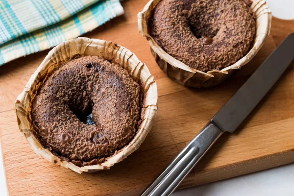 Soufflé de pastel de chocolate caliente en superficie de madera . — Foto de Stock