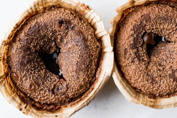 Soufflé de pastel de chocolate caliente en superficie de madera . —  Fotos de Stock