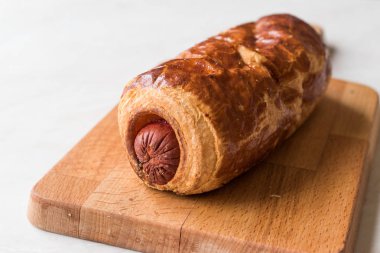 Taze pişmiş sosis Rolls kruvasan ile.