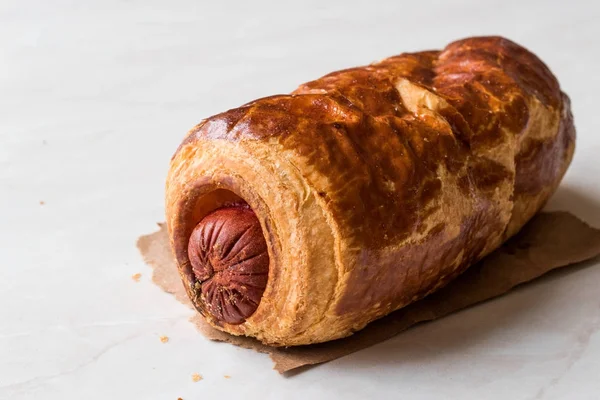 Frisch gebackene Wurstsemmeln mit Croissant. — Stockfoto