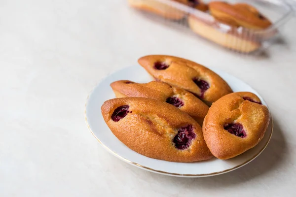 Turkish Mekik Kek / Mini Cakes with Cherry — Stock Photo, Image