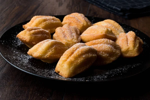 Pasteles de Madeleine caseros con azúcar en polvo — Foto de Stock