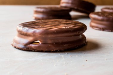 Çikolata kaplı Marshmallow bisküvi.