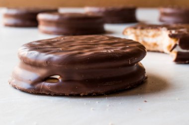 Çikolata kaplı Marshmallow bisküvi.