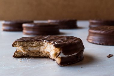 Yığın ısırıldı çikolata kaplı Marshmallow bisküvi