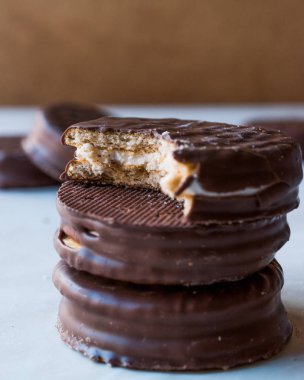 Yığın ısırıldı çikolata kaplı Marshmallow bisküvi