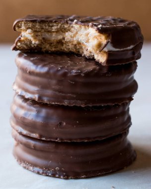 Yığın ısırıldı çikolata kaplı Marshmallow bisküvi