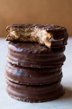 Yığın ısırıldı çikolata kaplı Marshmallow bisküvi