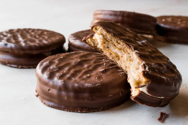 Pila de galletas de malvavisco cubiertas de chocolate mordido —  Fotos de Stock