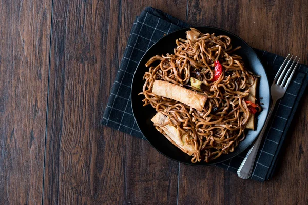 Veggie Noodle with Tofu and Red Peppers on Black Plate — Stock Photo, Image