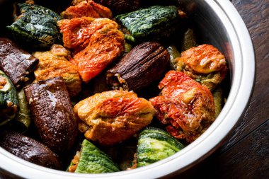 Kıyılmış et kırmızı biber ve patlıcan ya da patlıcan ile Türk Dolma.