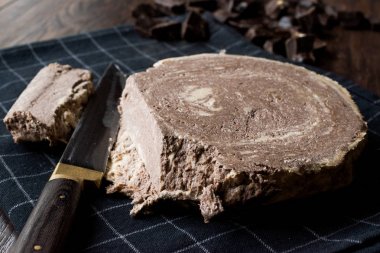 Türk çikolata helva veya bıçak ve çikolata parçaları ile Helva