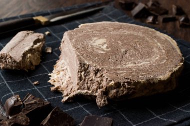 Türk çikolata helva veya bıçak ve çikolata parçaları ile Helva