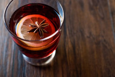 Kış için sıcak Mulled şarap. Anason, baharat, tarçın çubuğu ve portakal dilim ile hazırlanan.