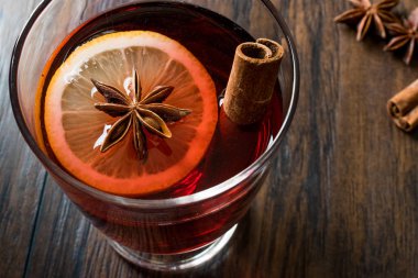Kış için sıcak Mulled şarap. Anason, baharat, tarçın çubuğu ve portakal dilim ile hazırlanan.