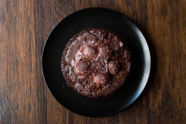 Çikolatalı profiterol pasta siyah plaka üzerinde