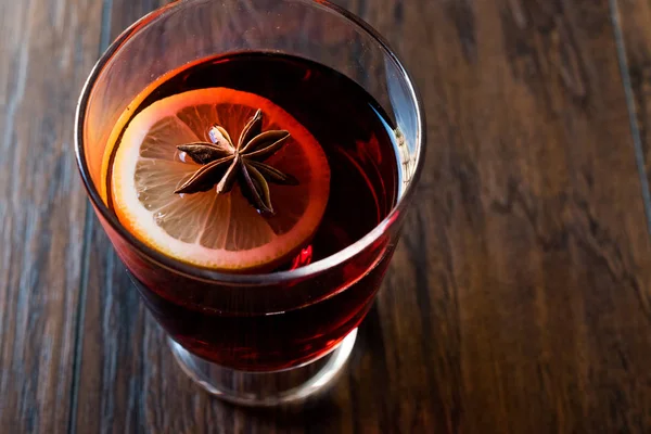 Forró forralt bor télre. Készített ánizs, fűszerek, fahéj és narancs szelet. — Stock Fotó