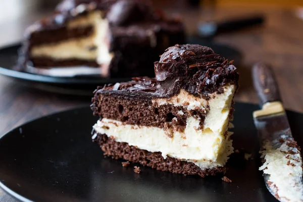 Gâteau Profiterole au chocolat sur plaque noire — Photo