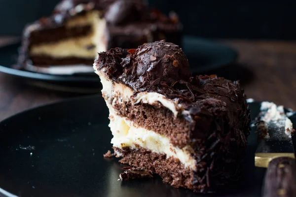 Gâteau Profiterole au chocolat sur plaque noire — Photo