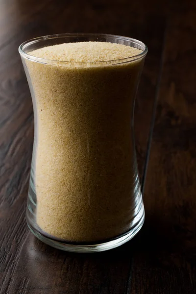 Bicchiere di farina di semola cruda impreparata — Foto Stock