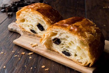 Taze pişmiş çikolata kruvasan bıçakla ikiye ayırmak